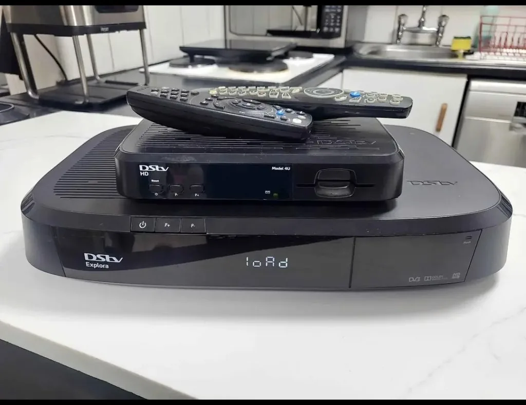 Explora and HD decoder remotes configured for an Extra View household
